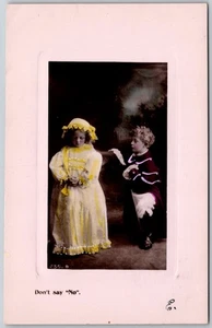 Kleiner Junge kniet von Mädchen - Sag nicht nein - getönte Echtfoto Postkarte - Bild 1 von 3