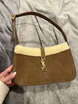 Saint Laurent Le 5 À 7 en gamuza y piel de oveja Foto 1 de 4