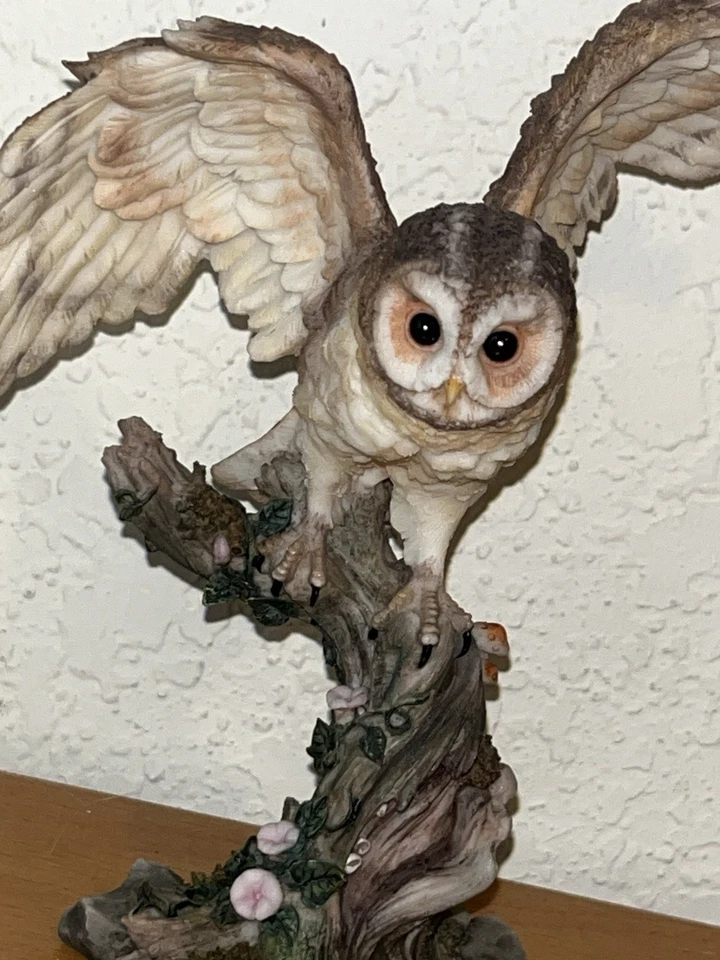 Estatua de búho extendiendo alas en percha 2005 veronés Foto 1 de 4