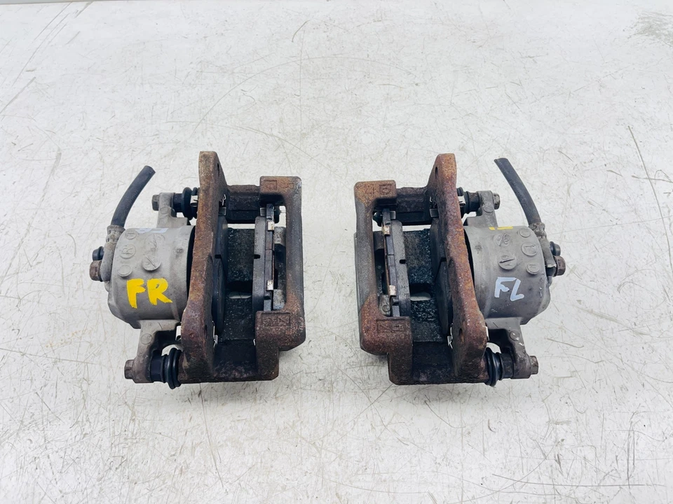 Juego de pinzas de freno delanteras izquierda y derecha Lexus CT200h 2011-2014 OEM Foto 1 de 4