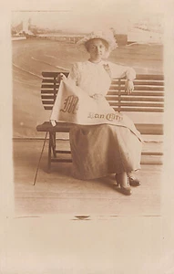 Vintage RPPC Michigan Stadt Flagge Wimpel sexy Dame Frauen Mädchen Haube Postkarte - Bild 1 von 2