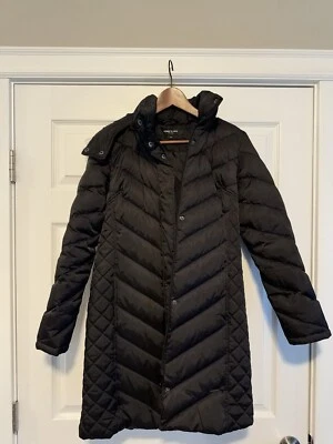 Chaqueta parka Kenneth Cole pequeña negra de plumón abrigo con capucha de piel sintética para mujer Foto 1 de 4