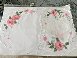 JUEGO TRES TAPETES VINTAGE BLANCO POLIALGODÓN ROSA BORDADO FLORAL 16" X 11" - Imagen 1 de 2
