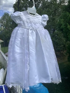 GIRL BAPTISM/CHRISTENING GOWN, WHITE, BRAND NEW AND GORGEOUS, Up To 16 Pounds - Picture 1 of 7
