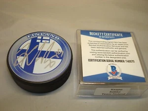 Kaapo Kakko signed Team Finnland Hockey Puck handsigniert Beckett BAS COA 1B - Bild 1 von 3