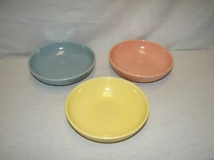 Tres (3) cuencos de cerámica artística de California de colección colores amarillo, melocotón, azul - Imagen 1 de 7