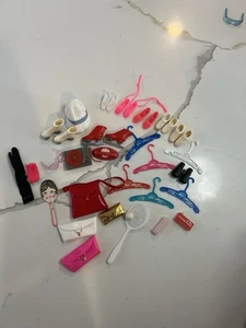 VINTAGE BARBIE ACCESSORIES CIRCA 1960'S LOT OF 7 PAIRS SHOES 4 purses 2 globes - Picture 1 of 5