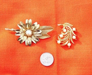 2 Gold-tone Flower Brooches with Faux pearls - Picture 1 of 4