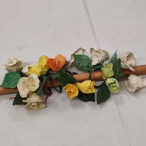 Lotto di 8 fiori finti in cartapesta arrotolati ad anello per chiudi tovaglioli - Picture 1 of 7