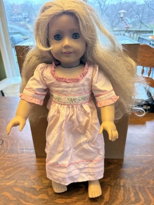 Muñeca American Girl Caroline Abbott en vestido de encuentro retirada Foto 1 de 4