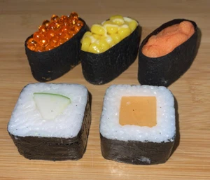 Réplica de comida falsa sintética de 5 piezas SUSHI exhibición de restaurante home escenario accesorios de películas - Imagen 1 de 9