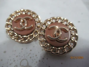 CHANEL 2 BOTONES 23 MM, tono ORO TOPO, metal ESTO ES PARA 2 - Imagen 1 de 4