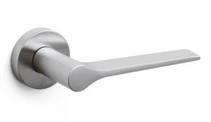 Maniglia (coppia) per porte interne OLIVARI serie "Lama" - tutte le finiture - Foto 1 di 2