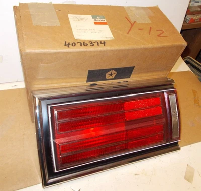 Conjunto de lámpara trasera interior Mopar NOS Dodge Diplomat 1979 camioneta Foto 1 de 3