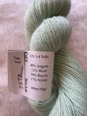 Hilos Lotus Posh, #33, verde pálido, teñidos a mano, angora/lana/rayón/nylon, 50 gm/300 m Foto 1 de 3