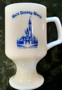 Walt Disney World Vintage Becher mit Fuß geriffelt Milchglas Aschenputtel Schloss - Bild 1 von 4