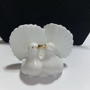 Yuan Tai Bianco Coppia Lovebirds Colombe Matrimonio Cake Topper Love Porcellana - Foto 1 di 4