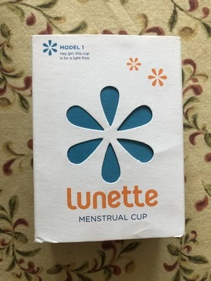  1 × TAZA MENSTRUAL LUNETA • Modelo 1 - FLUJO LIGERO a NORMAL - REUTILIZABLE - TRANSPARENTE  Foto 1 de 4