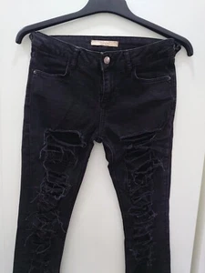 Distressed/ripped Jeans von Bershka - schwarz, Gr. 36 - Bild 1 von 6