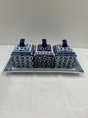 Frascos de condimento de porcelana azul/blanco Bombay Co. de 4 piezas con bandeja Foto 1 de 4