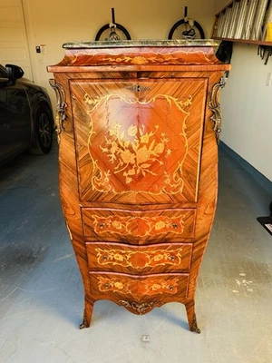 Antiguo escritorio de secretaria francés Luis XV con incrustaciones de madera satinada y mármol se vende como está Foto 1 de 4