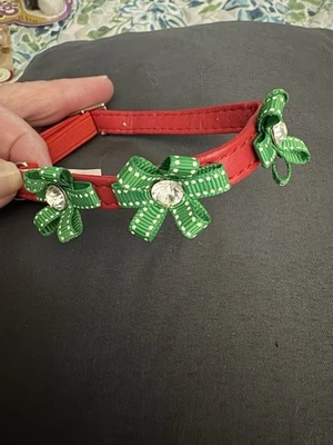 "Cuello de Navidad Simply Cat rojo con cinta verde flores y pedrería 12"" nuevo con etiquetas" Foto 1 de 4