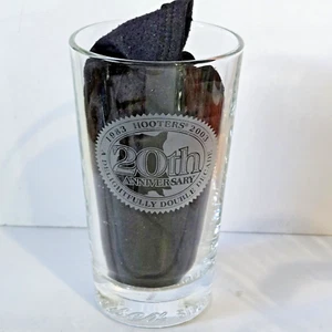 Vaso de cerveza Hooters 20 aniversario Budweiser Crown Logo 1983-2003 - Imagen 1 de 8
