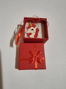 Martisor Märzchen Charm Anhänger als Einhorn Rot aus Metall 2 in Box 299 - Picture 1 of 2