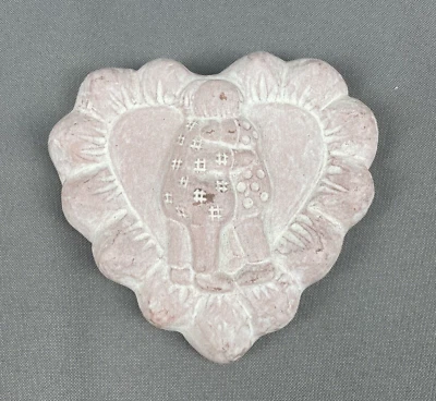 Isabel Bloom Children Abrazando Corazón Rosa Hormigón 1998 4.25"x 4"x 3/4" Foto 1 de 2