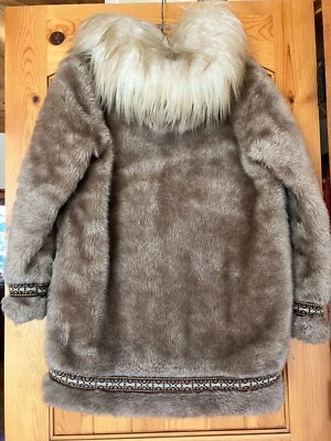 Parka de piel sintética de plumón de ganso del norte Hansa-Branta Stearns para mujer talla pequeña Foto 1 de 4