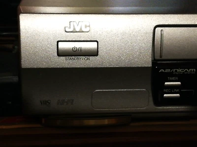 JVC HR-J711 VCR - Video Registratore con  telecomando parziale - Revisionato - Immagine 1 di 4