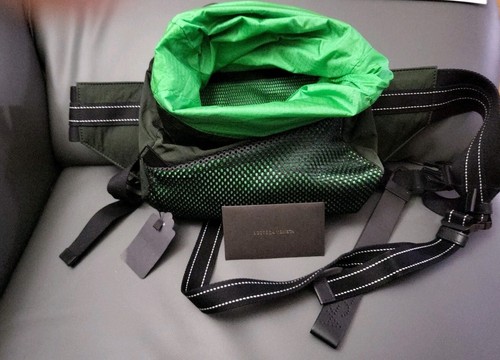 Borsa a tracolla vita uomo Bottega Veneta in nylon verde scuro 1150$.Made in Italy