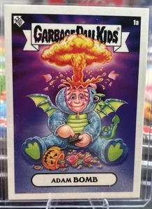 2025 Topps Garbage Pail Kids GPK Oh-the-horror-ible Wave 1 Adam Bomb Short Print - Bild 1 von 2
