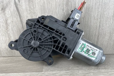 Двигатель стеклоподъемника передний правый со стороны Pas для Volkswagen Jetta 2011-2018 годов выпуска б/у от оригинального производителя  - Изображение 1 из 4