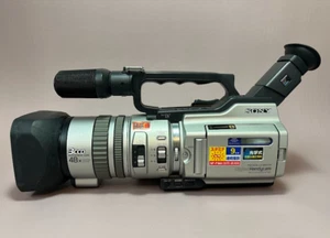 Sony DCR-VX2000 Camcorder 3CCD Mini DV Digital Zoom Body Only With Lens Cover - Picture 1 of 11