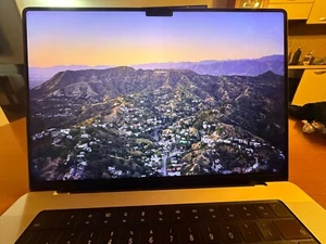 MacBook Pro 16" M1 Pro 1TB SSD 16 GB RAM, 10 Core CPU, 16 Core GPU Argento - Foto 1 di 5