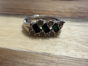 Vintage Avon Silver Tone Emerald Green Baguette Rhinestone Ring Sz 7 - Picture 1 of 8