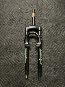 Vitesse 1" x 5 3/4" Threaded 29" Suspension Bicycle Fork (Black & Green) - Picture 1 of 4