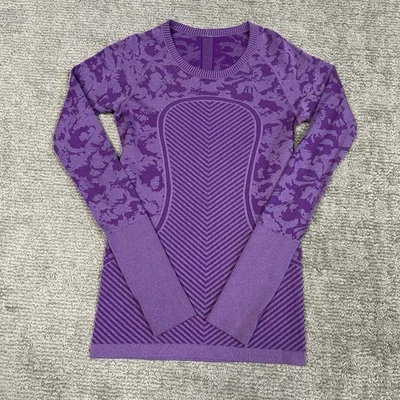 Camisa feminina Lululemon Swiftly Tech manga longa 6 roxa estampa violeta top - Imagem 1 de 4