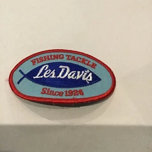 Vintage FISHING TACKLE LES DAVIS SINCE 1926 4 1/4” X 2 1/2” Patch Embroidered #P - Imagen 1 de 2