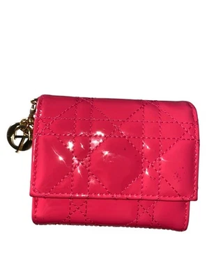 CHRISTIAN DIOR леди Dior лотос бумажник ярко розовый патент Cannage телячьей кожи  - Изображение 1 из 4