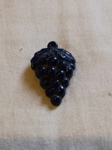 Vintage Bunch Of Grapes Plastic Button. - Picture 1 of 12