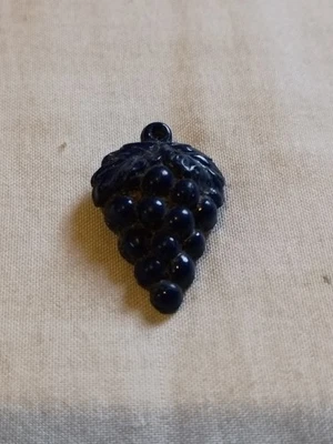 Vintage Bunch Of Grapes Plastic Button. - Image 1 of 4
