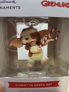 Hallmark 2024 Gremlins Gizmo En Sombrero de Santa Caja Roja Adorno Nuevo En Caja - Imagen 1 de 3