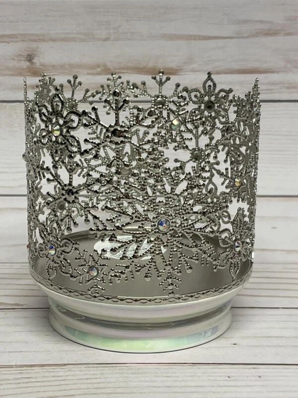 Candelabro de 3 mechas Bath & Body Works gema plateada copo de nieve iridiscente Foto 1 de 1