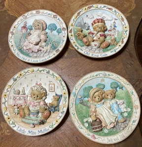 Cherished Teddies Kinderreime Teller 4 Stück 3D Mary Jack King Cole Muffin - Bild 1 von 8