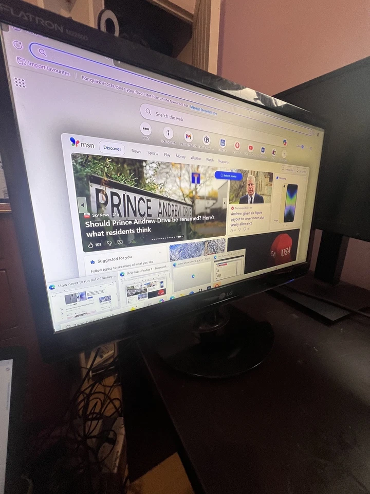 LG Flatron M2280D-PZ 22" HD TV / PC Monitor 19V & Remote Control - Image 1 of 4