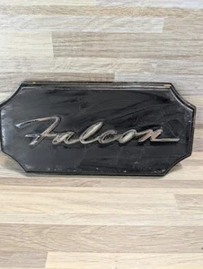 Ford Falcon 1961 1962 escritura guardabarros emblema adorno pared arte placa - Imagen 1 de 7