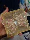 Petite boîte à boissons papillon en maille pure faite à la main brodée en 3D avec étiquette en plastique