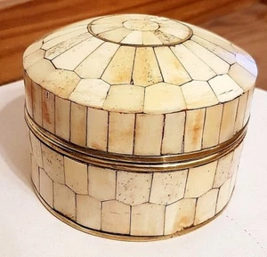 Runde Box aus Knochen und Messing (Preis reduziert) - Bild 1 von 3